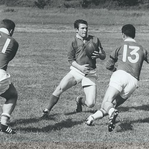 Illustration par une photographie de rugby du parcours du dirigeant fondateur du Mouvement et des Hommes, Vincent Cabanne, pédagogue de la mise en mouvement des systèmes humains, navigation transversale.